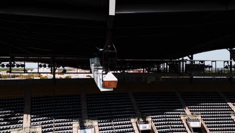 Rotierende-Luftdrohnenansicht-Eines-Auf-Dem-Dach-Montierten-Industriellen-Outdoor-Fußballstadions-Mit-Lautsprecher-PA-System-In-Winnipeg,-Manitoba,-Kanada