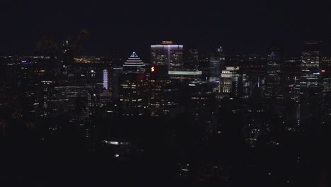 Die-Skyline-Von-Montreal,-Quebec,-Von-Der-Spitze-Des-Mont-Royal-Bei-Nacht-Mit-Wunderschönen-Nachtlichtern-Der-Stadt