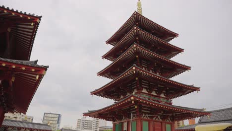 Pagoda-Del-Santuario-Shitennoji-En-Osaka,-Japón