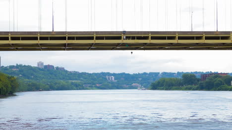 Serene-View-Of-Daniel-Carter-Beard-Bridge-Over-Ohio-River-In-Cincinnati,-USA
