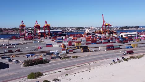 Vehículo-Comercial-Que-Transporta-Mercancías-Al-Puerto-De-Fremantle,-Australia-Occidental