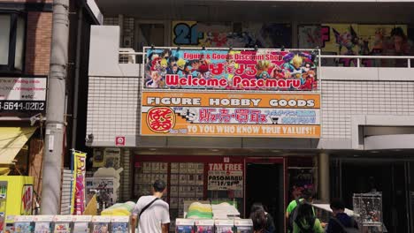 Tienda-De-Pasatiempos-De-Anime-Otaku-En-Den-Den-Town-En-Nipponbashi.