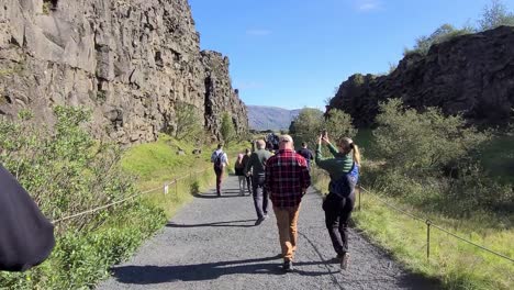 Parque-Nacional-De-Þingvellir-Lleno-De-Gente-En-Verano