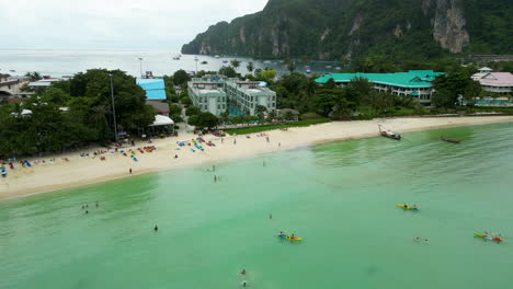 Die-Malerische-Insel-Koh-Phi-Phi-Mit-Türkisfarbenem-Wasser-Und-Touristen,-Die-Wassersport-Betreiben