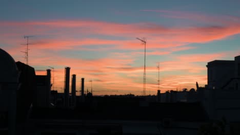 Schöne-Sanfte-Farbpalette-Sommersonnenuntergang-Und-Himmel-In-Der-Innenstadt-Von-Madrid,-Spanien