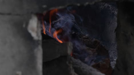 Detail-Des-Feuers,-Das-In-Einem-Rustikalen-Traditionellen-Backsteinofen-Brennt