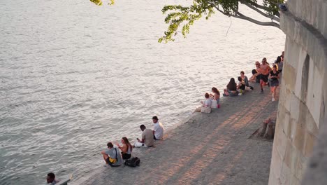 Entspannende-Momente-Am-Ufer-Der-Seine:-Pariser-Und-Touristen-Genießen-Den-Sonnenuntergang,-Malerische-Ausblicke-Und-Freizeitaktivitäten-In-Paris,-Der-Hauptstadt-Frankreichs