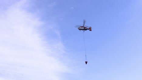 Un-Helicóptero-De-Extinción-De-Incendios-Kamov-Ka-32t-Vuela-Para-Llenar-El-Helibucket-Con-Agua.