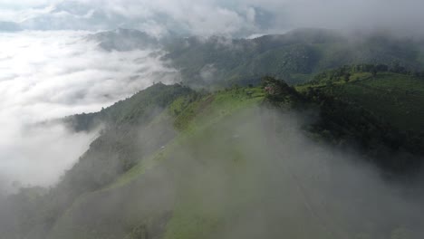 Der-Nebel-Lichtet-Sich-Und-Gibt-Den-Blick-Auf-Grün-Bedeckte-Berge-Und-Einen-Wunderschönen-Himmel-über-Thailand-Frei