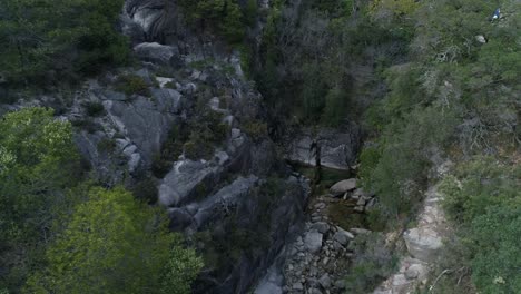 Wasserfall-In-Den-Wunderschönen-Bergen