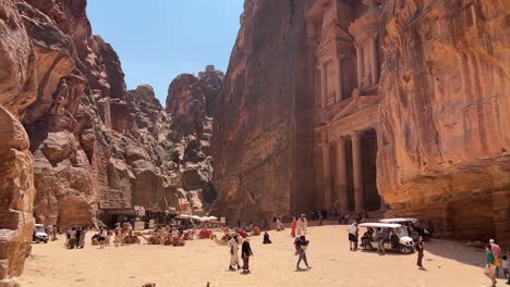 View-of-Petra-Jordan-Al-Khazneh---the-treasury,-ancient-city-of-Petra,-Nabatean-rock-cut-temple-of-Hellenistic-period-of-ancient-Petra,-originally-known-to-Nabataeans-as-Raqmu---historical-city