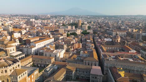 Vuelo-Cinematográfico-De-Drones-Sobre-La-Ciudad-De-Catania-Con-El-Monte-Etna-Al-Fondo