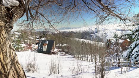 Blick-Vom-Verschneiten-Waldhang-Auf-Das-Malerische-Dorfviertel-Farellones-Im-Tal-Der-Anden,-Santiago,-Chile