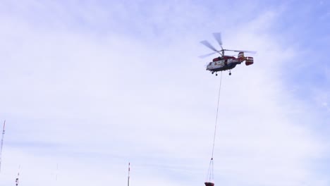 Un-Helicóptero-De-Extinción-De-Incendios-Kamov-Ka-32t-Durante-El-Llenado-Del-Cubo-De-Agua.