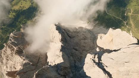 Die-FPV-Drohne-Steigt-Schnell-Ab-Und-überfliegt-Den-Sasslong-Berg-In-Den-Italienischen-Dolomiten,-Ein-Aufregender-Annäherungsflug-Durch-Eine-Enge-Schlucht,-Der-über-üppigen-Fichten-Endet