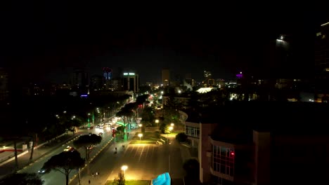 Tirana-Straße-Bei-Nacht,-Autolichter-Fahren-Auf-Dem-Boulevard-In-Der-Nähe-Des-Kongresspalastes,-Luftdrohne-Der-Hauptstadt-Albaniens