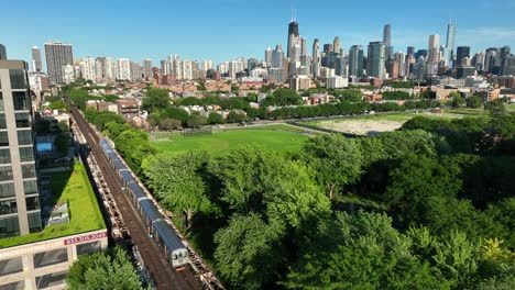 Chicagoer-Hochbahn,-Die-Im-Sommer-Auf-Gleisen-In-Einem-Vorort-Fährt