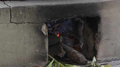 Detail-Des-Feuers,-Das-In-Einem-Rustikalen-Ziegelofen-Brennt