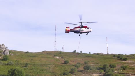 Un-Helicóptero-De-Extinción-De-Incendios-Kamov-Ka-32t-Flotando-Llena-El-Helibucket