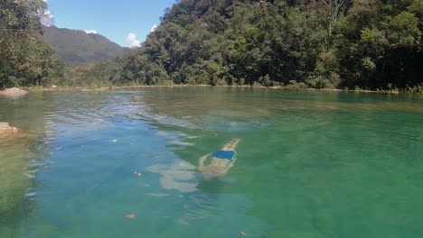 Zeitlupe:-Junger-Mann-Schwimmt-Unter-Wasser-Im-Grünen-Dschungelfluss-In-Guatemala