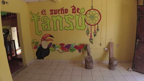 Eine-Lateinamerikanische-Reisende-Betritt-Das-Hostel-El-Sueno-De-Tansu-In-Guatemala