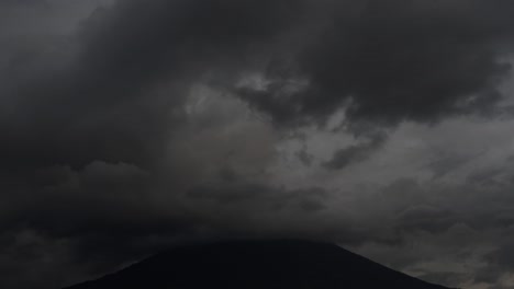 Gewitter-über-Dem-Vulkan-Agua-In-Guatemala---Zeitraffer