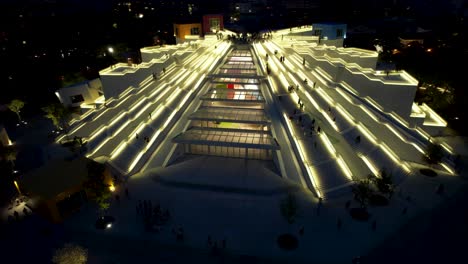 Pirámide-De-Albania-Con-Interminables-Escaleras-Iluminadas-Por-La-Noche-Visitadas-Por-Turistas-Y-Jóvenes-En-El-Centro-De-Tirana
