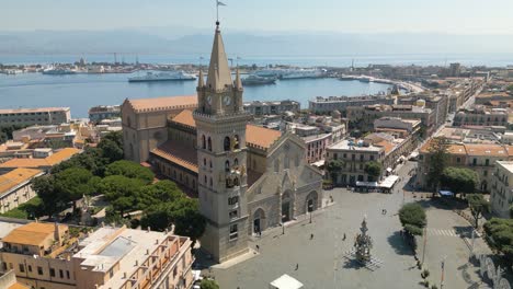 Hermosa-Toma-De-Establecimiento-De-Messina,-Italia-Con-El-Puerto-Al-Fondo