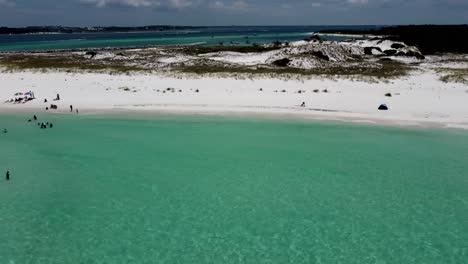 Strandantenne-Von-Shell-Island,-Panama-Stadtstrand-Mit-Grünem-Kristallklarem-Wasser,-Blauem-Himmel-Und-Weißem-Sand