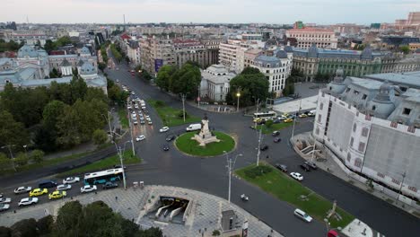 Vista-De-Drone-De-La-Plaza-De-La-Universidad-En-Bucarest,-Rumania,-Autos,-Rotonda