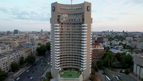 Amanecer-Sobre-Intercontinental,-Bucarest,-Rumania:-Perspectiva-Del-Dron-Giratorio