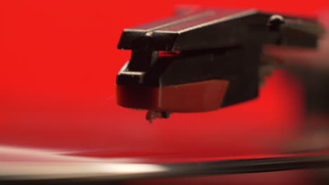 Schieber-Bewegt-Sich-Auf-Der-Nadel-Eines-Roten-Retro-Plattenspielers,-Der-Auf-Ein-Vintage-Vinyl-Musikalbum-Fällt,-Von-Rechts-Nach-Links