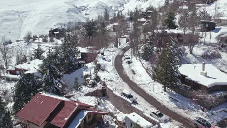 Luftaufnahme,-Die-über-Verschneite-Farellones-Skiresort-Dorfhotels,--Häuser-Und--Straßen-In-Den-Anden-Von-Santiago,-Chile,-Fliegt