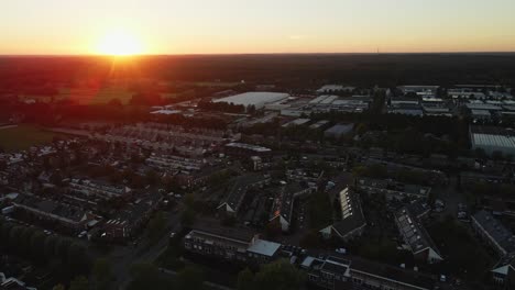 Luftaufnahme-Eines-Wunderschönen-Vorstadtviertels-Bei-Sonnenuntergang---Drohne-Fliegt-Rückwärts