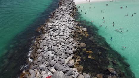 Muschelinsel-An-Der-Smaragdgrünen-Küste-Floridas-Mit-Grünem,-Kristallklarem-Wasser,-Blauem-Himmel-Und-Weißem-Sand