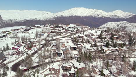 Luftaufnahme,-Kreisende,-Schneebedeckte-Farellones-Dorfnachbarschaft,-Santiago,-Chile,-Winterliche-Berglandschaft