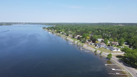 Town-of-Cadillac-Michigan,-houses-on-the-shore-of-Lake-Cadillac,-aerial-view