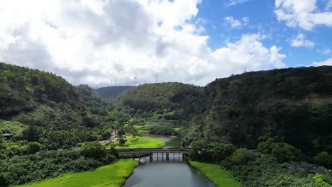 Aerial-over-creek,-bridge-and-mountains-in-Oahu,-Hawaii