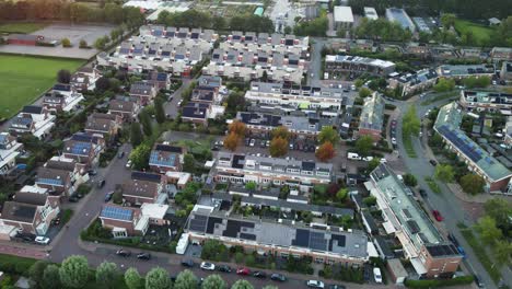 Hoher-Winkel-Eines-Grünen-Vorstadtviertels-Mit-Sonnenkollektoren-Auf-Den-Häusern