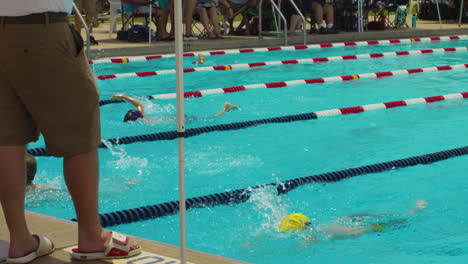 Freistil-Schwimmwettbewerb-Einer-Gruppe-Von-Kinderschwimmern