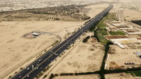 Autobahn-In-Der-Kuwaitischen-Wüstenlandschaft,-Autos-Fahren