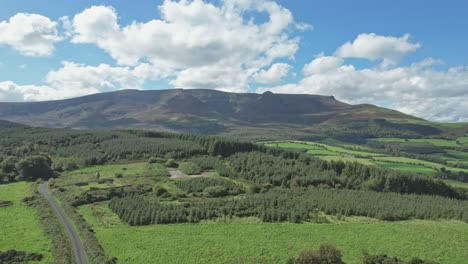 Comeragh-Mountains-Waterford-Irland-Der-Weg-Zum-Berg-An-Einem-Perfekten-Sommertag