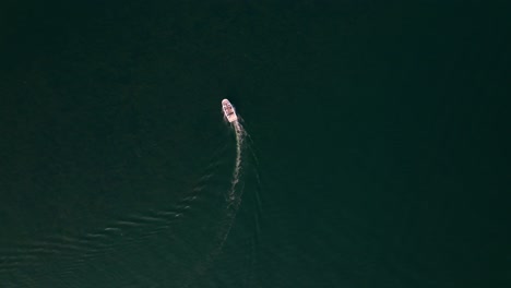 Drohnenaufnahme-Von-Oben-Nach-Unten-Eines-Bootes,-Das-Sich-Mitten-In-Einem-See-Bewegt