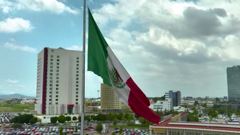 Drohnen-Umlaufbahn-In-Zeitlupe-Um-Die-Mexikanische-Flagge