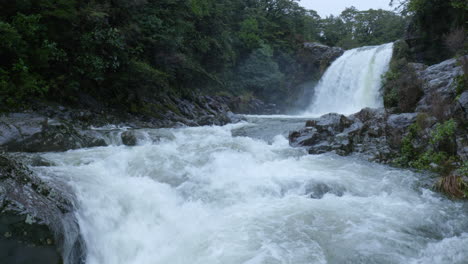 Bezaubernder-Blick-Auf-Gollums-Pool-Wasserfall,-Ein-Naturwunder-Von-Ruhiger-Schönheit