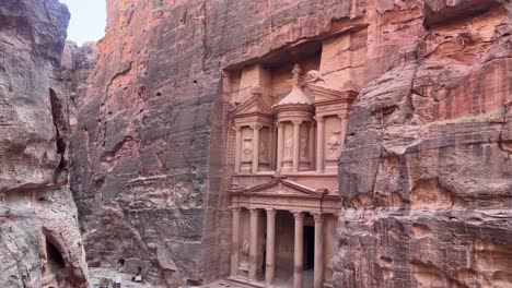 Vista-De-Petra-Jordan-Al-Khazneh---El-Tesoro,-La-Antigua-Ciudad-De-Petra,-Templo-Nabateo-Excavado-En-La-Roca-Del-Período-Helenístico-De-La-Antigua-Petra,-Originalmente-Conocido-Por-Los-Nabateos-Como-Raqmu---Ciudad-Histórica