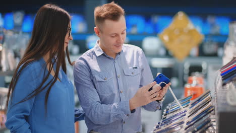 Couple-at-tech-store-looking-for-a-new-mobile-phone.
