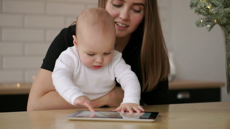 Mutter-Und-Baby-Möchten-Zu-Hause-Auf-Der-Couch-Mit-Einem-Tablet-Computer-Spielen-Und-Lesen
