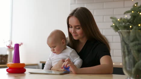 Familien-,-Technologie--Und-Mutterschaftskonzept---Glücklich-Lächelnde-Junge-Mutter-Mit-Kleinem-Baby-Und-Tablet-PC-Computer-Zu-Hause
