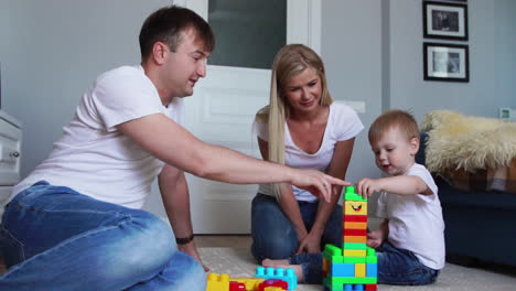 Glückliche-Familie,-Vater,-Mutter-Und-Baby-2-Jahre,-Die-In-Ihrem-Hellen-Wohnzimmer-Lego-Spielen.-Zeitlupenaufnahmen-Einer-Glücklichen-Familie